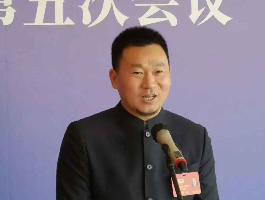 202204221343.jpg 为进一步展示市政协团结、民主、开放、自信的形象,向市民和网友展示政协委员的履职风采,中山市政协十二届五次会议在2月4日上午开幕前开设“委员通道”,市政协委员、AOA网页版登录入口-AOA(中国)公司总经理陈朝阳走进“委员通道”,回应社会关切的问题。他就如何做好城市应急管理规划的问题进行发言,并回答记者提问。.jpg